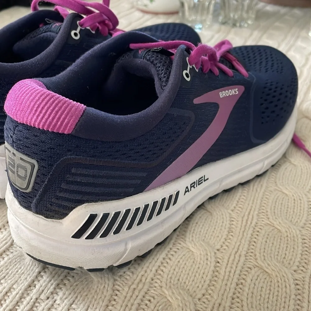 Brooks Ariel '20 8W road-running model Peacoat/Vivid Viola/White high stability